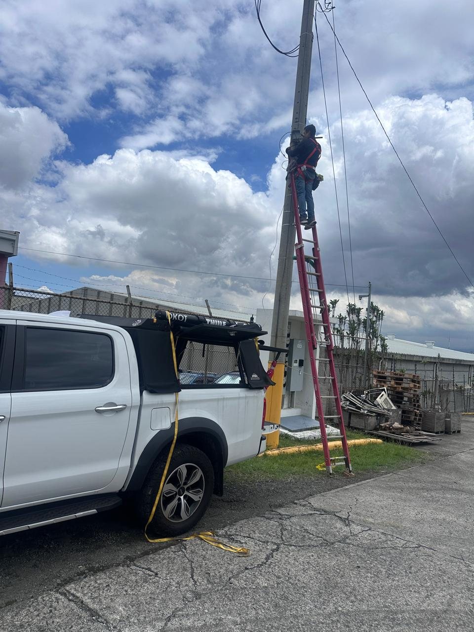 Trabajo técnico en poste y fibra óptica
