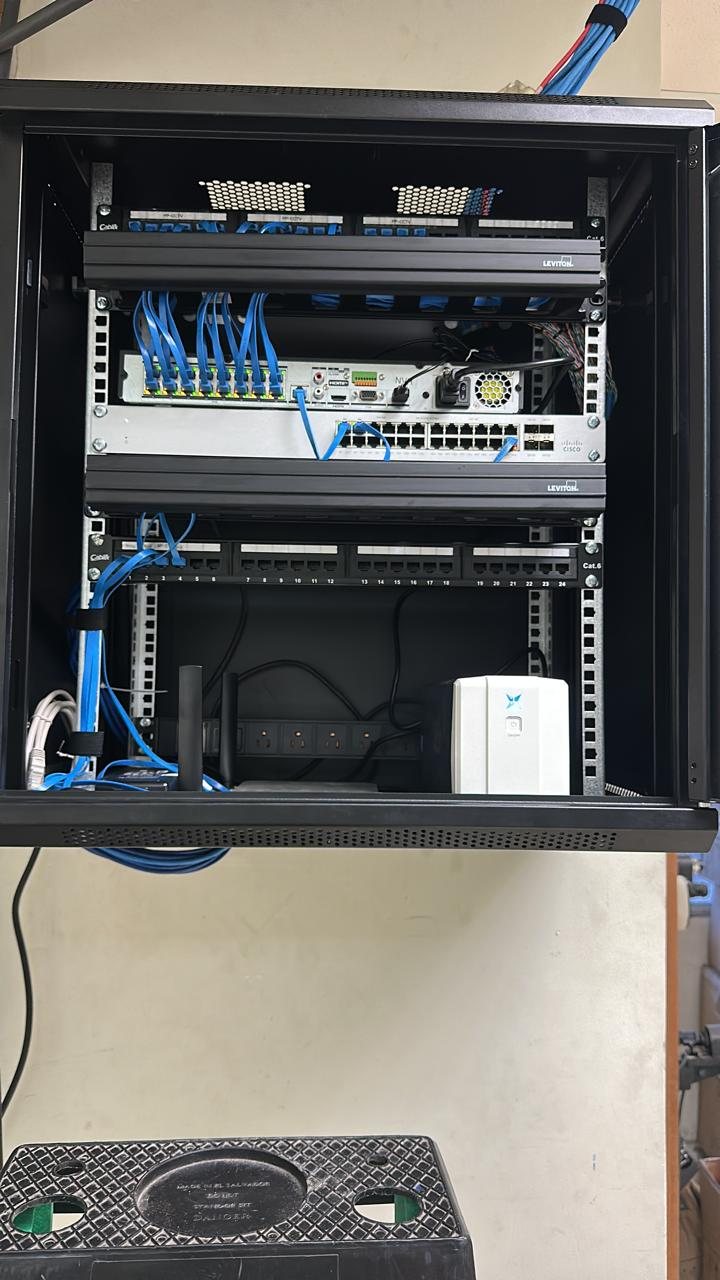 Rack de comunicaciones organizado